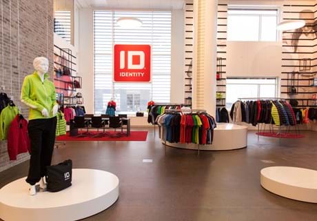 Røde filttæpper på gulvet i showroom